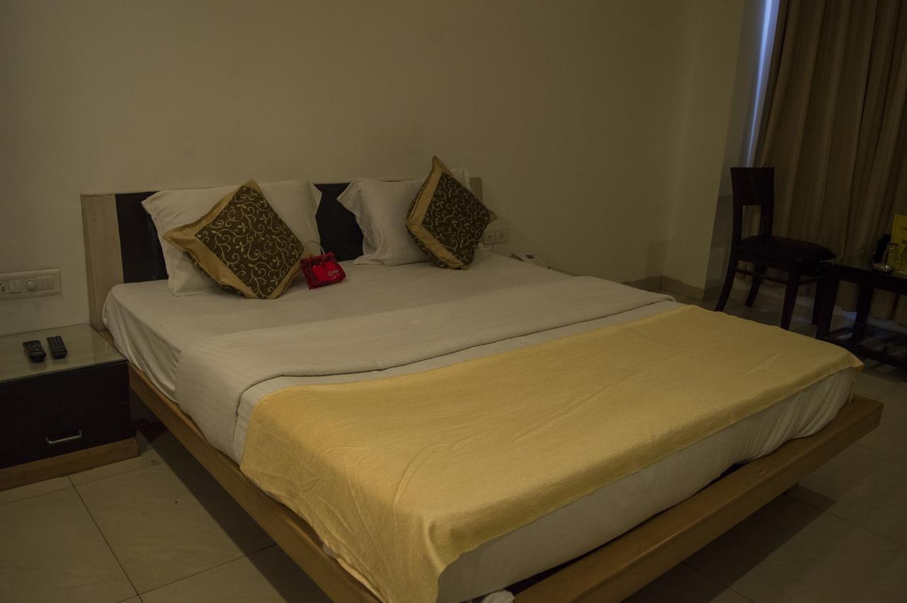 Oyo 751 Hotel Shree Palace 博帕尔 外观 照片
